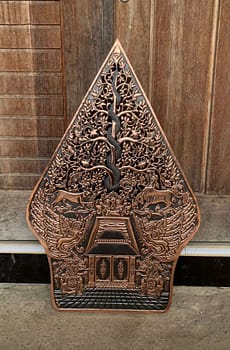 Gunungan Wayang Tembaga Dan Kuningan