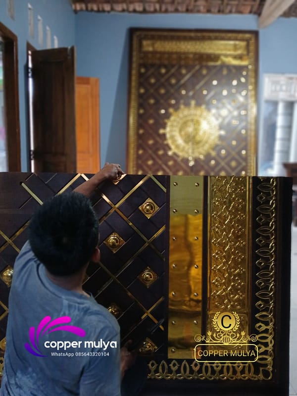 Pintu Nabawi Kuningan, Kombinasi Kayu Jati dan Kuningan