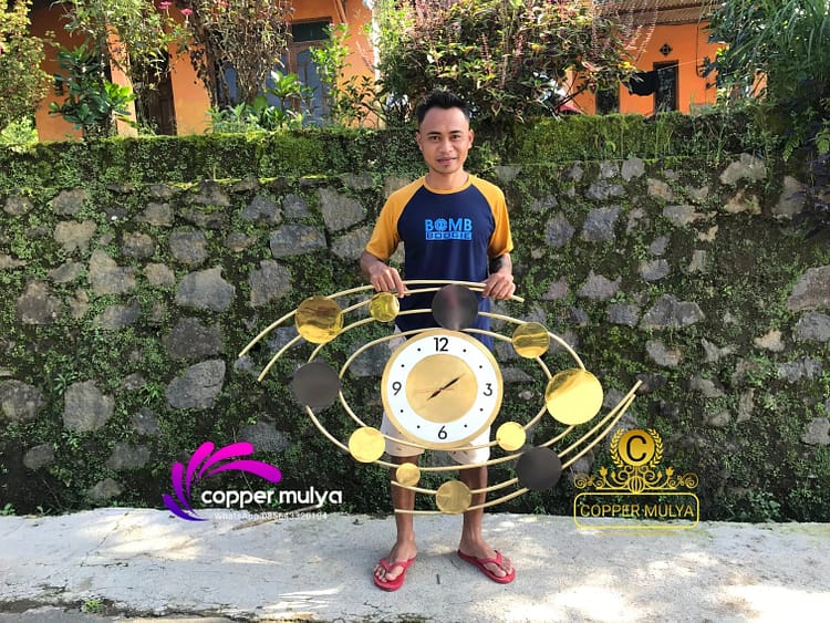 Jam dinding tembaga kuningan